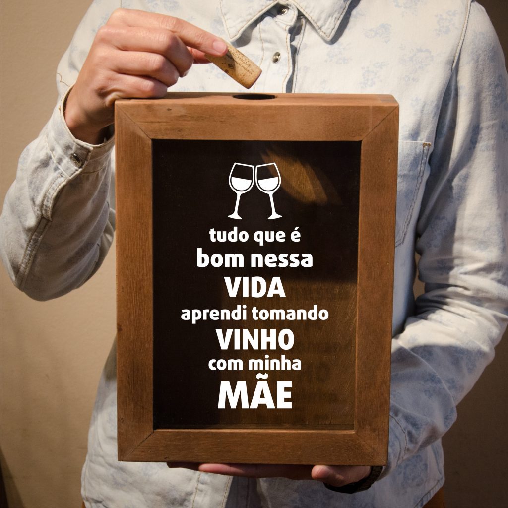 Quadro tomando vinho com a melhor mãe