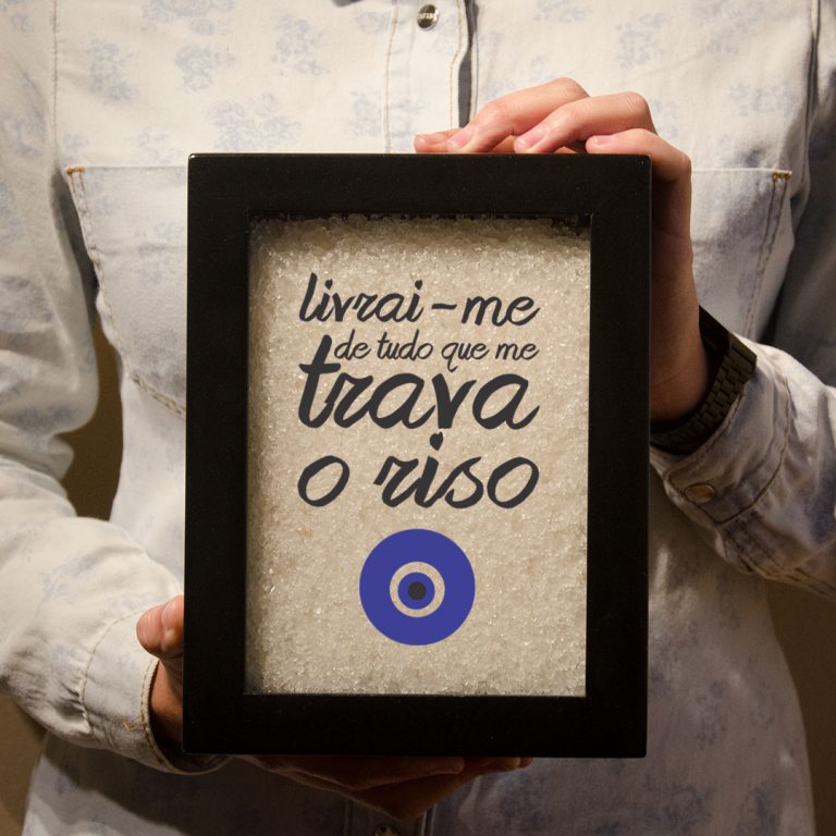 Quadro de sal grosso trava o riso